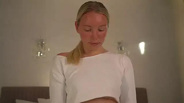 -Snowwwy- from StripChat is Freechat
