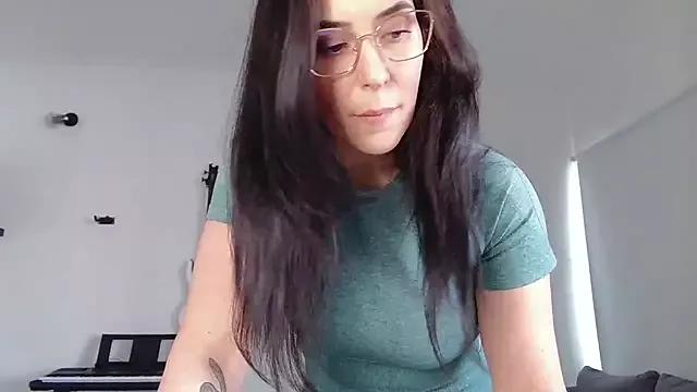 -SquirtSiren- from StripChat is Freechat