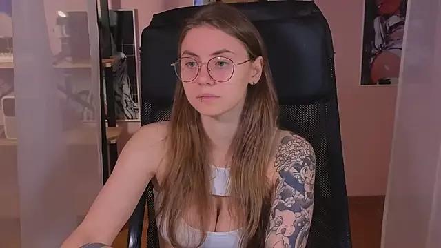 Check-out your craziest wishes with our pick of gaming cams models, featuring big knockers, round tails and tight twats.