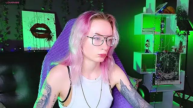 Check-out your craziest wishes with our pick of gaming cams models, featuring big knockers, round tails and tight twats.