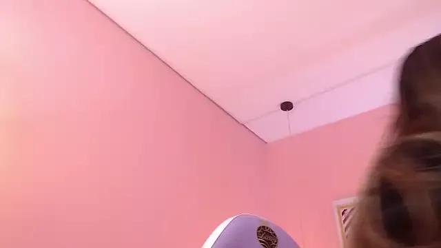 _Sarah_Honey_ from StripChat is Freechat