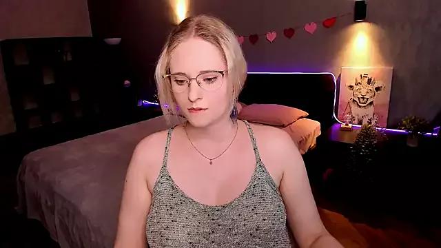 Aemilia_ from StripChat is Freechat