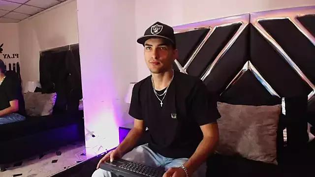 AlekRuizx from StripChat is Freechat