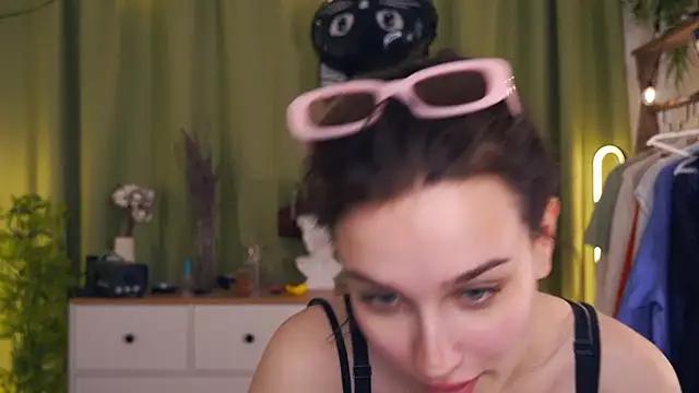 Check-out your craziest wishes with our pick of gaming cams models, featuring big knockers, round tails and tight twats.