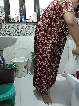 Amishaqueen from StripChat is Freechat
