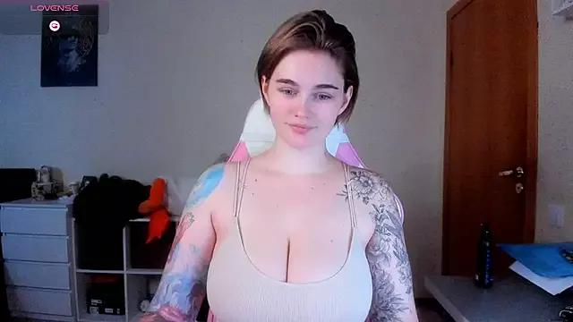 AnnaRoading from StripChat is Freechat