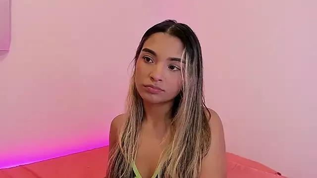 Annebull_ from StripChat is Freechat