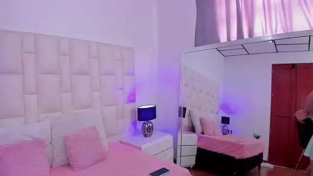 Ariana_rouse from StripChat is Freechat