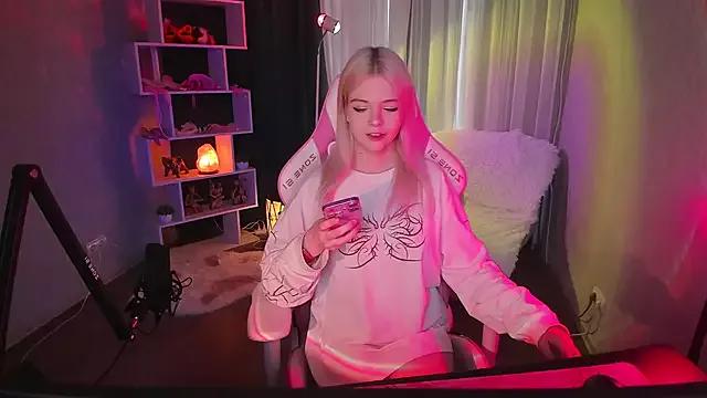 Check-out your craziest wishes with our pick of gaming cams models, featuring big knockers, round tails and tight twats.
