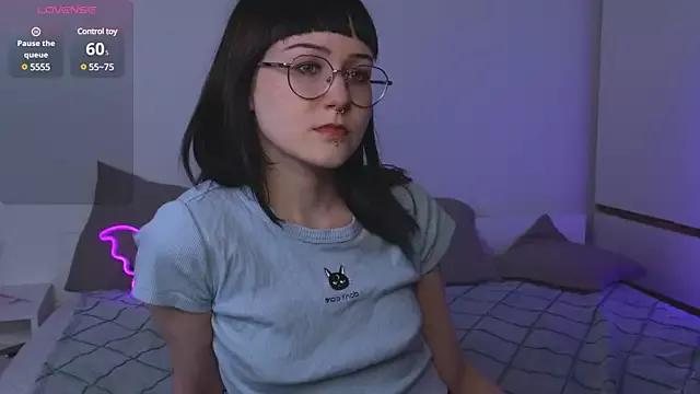 Ashlynsnow from StripChat is Freechat
