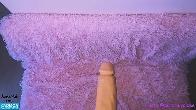 AuroraGoldenVoice from StripChat is Freechat