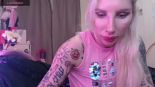 Check-out your craziest wishes with our pick of gaming cams models, featuring big knockers, round tails and tight twats.