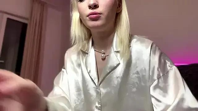 blondekira from StripChat is Freechat