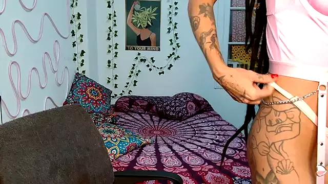 Check-out your craziest wishes with our pick of gaming cams models, featuring big knockers, round tails and tight twats.