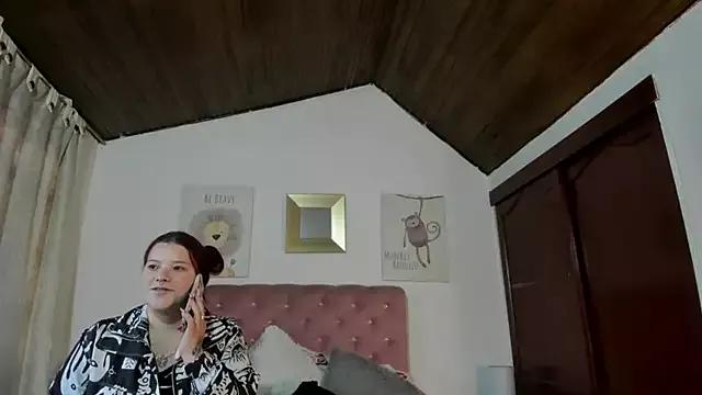 CelessteRedds from StripChat is Freechat