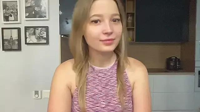 CharmingSarah from StripChat is Freechat