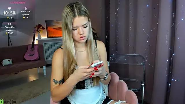 Check-out your craziest wishes with our pick of gaming cams models, featuring big knockers, round tails and tight twats.