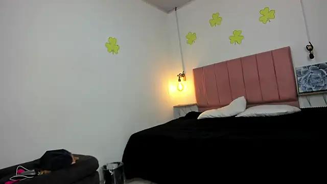 cloee_and_samantha from StripChat is Freechat