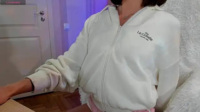 Danielle_Thomas from StripChat is Freechat
