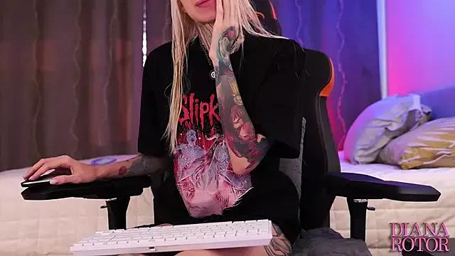 Check-out your craziest wishes with our pick of gaming cams models, featuring big knockers, round tails and tight twats.