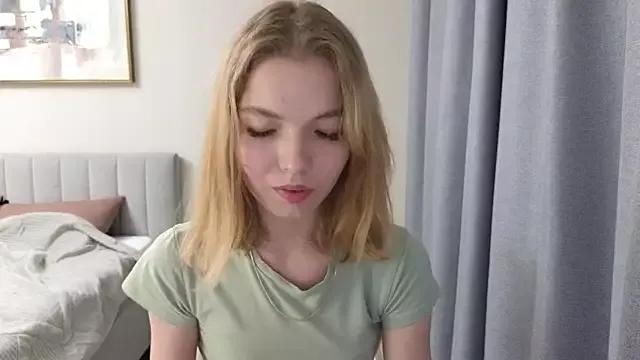 EmilyLuv from StripChat is Freechat
