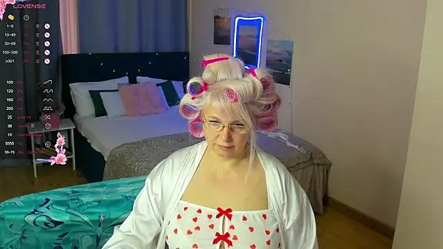 Check-out your craziest wishes with our pick of gaming cams models, featuring big knockers, round tails and tight twats.