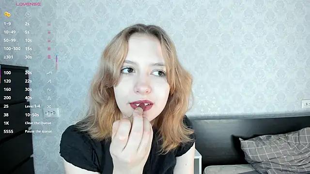 EsmeDecoursey from StripChat
