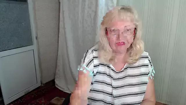 EvelynLoveShy from StripChat is Freechat