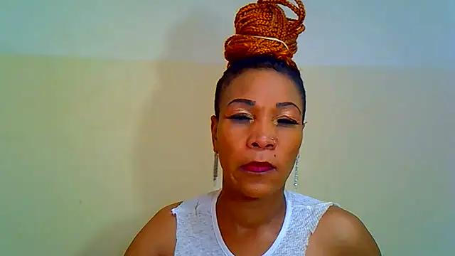 Photos of GHETTOASSDOLL45 from StripChat is Freechat