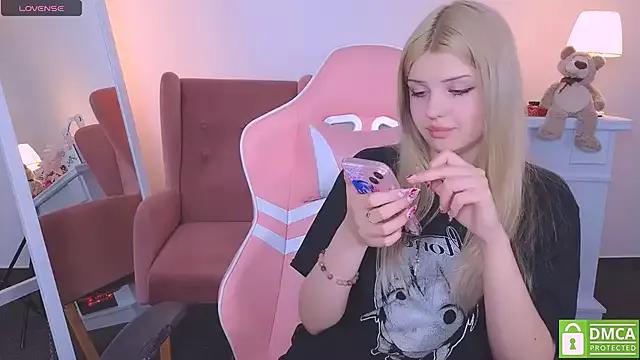 Check-out your craziest wishes with our pick of gaming cams models, featuring big knockers, round tails and tight twats.