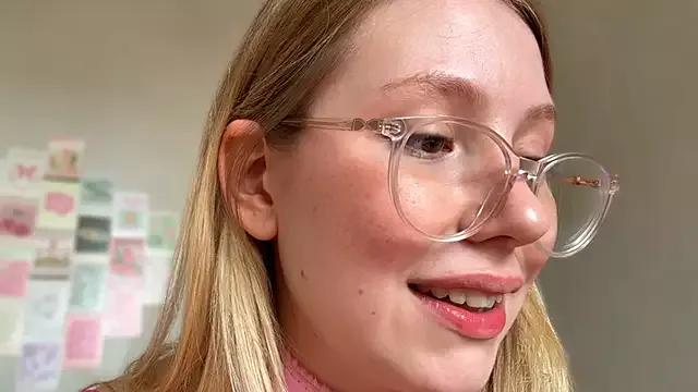 HoneyAudrey from StripChat is Freechat