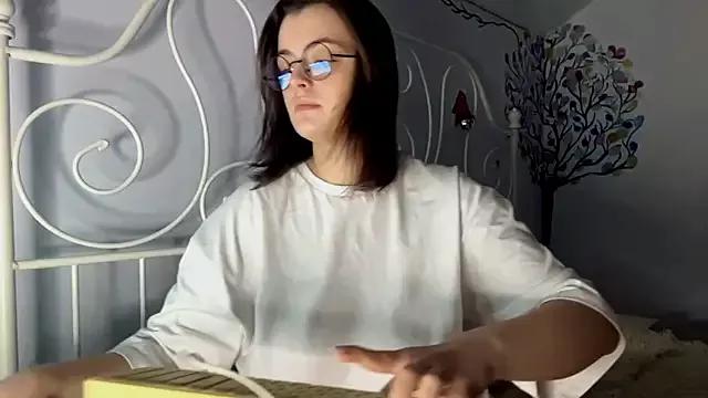 HoneyMist from StripChat is Freechat
