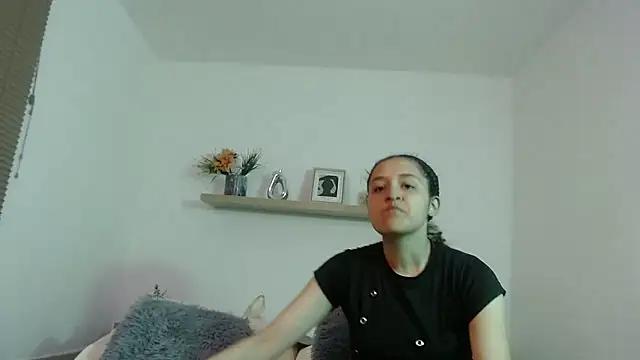 honeys_18 from StripChat is Freechat