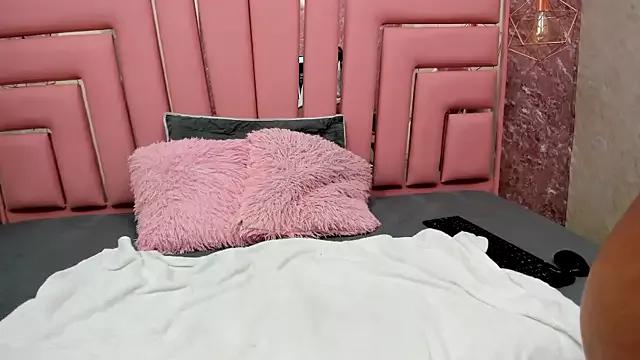 Check-out your craziest wishes with our pick of gaming cams models, featuring big knockers, round tails and tight twats.