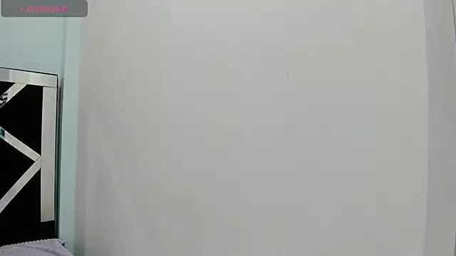 iisabella_noa from StripChat is Freechat