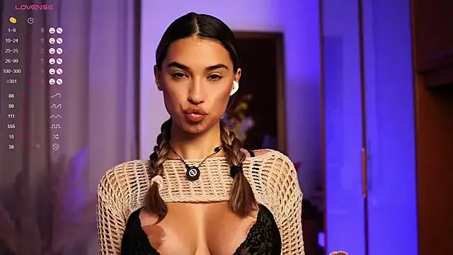ItalianGirl from StripChat is Freechat
