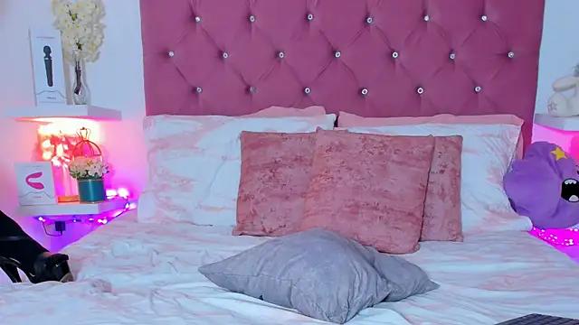 Check-out your craziest wishes with our pick of gaming cams models, featuring big knockers, round tails and tight twats.