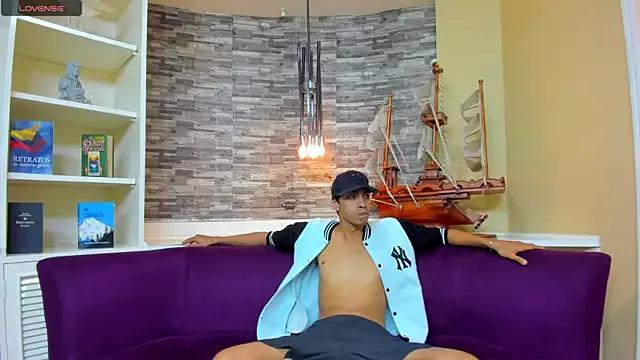 Juicy_Creww from StripChat is Freechat