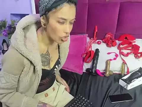 Check-out your craziest wishes with our pick of gaming cams models, featuring big knockers, round tails and tight twats.