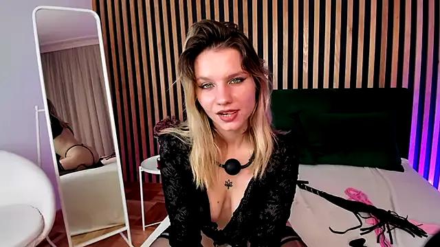 Check-out your craziest wishes with our pick of gaming cams models, featuring big knockers, round tails and tight twats.