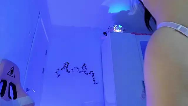 KaylaLaine from StripChat is Freechat