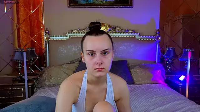 Kelly_Cartier from StripChat is Freechat