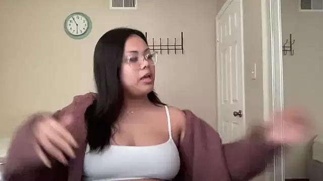 kiaradanielax from StripChat is Freechat
