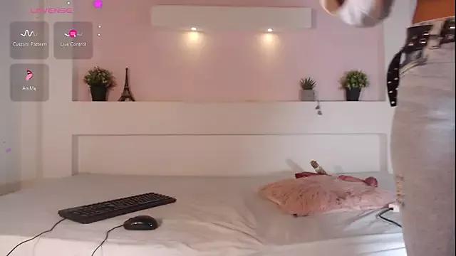 kimberlyBlaze from StripChat is Freechat