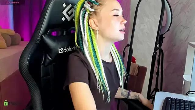 Check-out your craziest wishes with our pick of gaming cams models, featuring big knockers, round tails and tight twats.