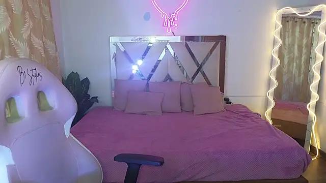 Check-out your craziest wishes with our pick of gaming cams models, featuring big knockers, round tails and tight twats.