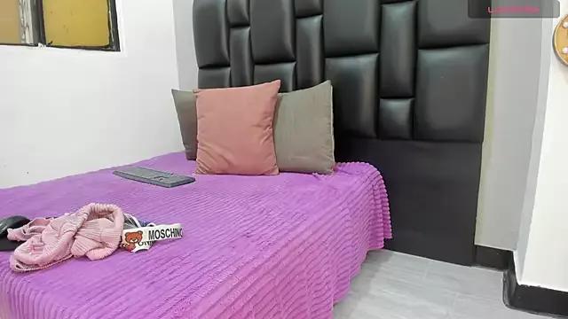 krystalcatro from StripChat is Freechat