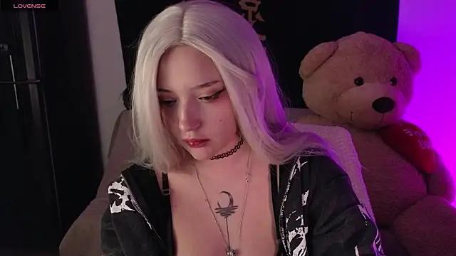 Check-out your craziest wishes with our pick of gaming cams models, featuring big knockers, round tails and tight twats.