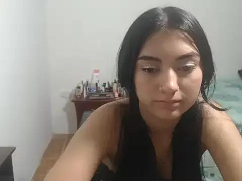 lauraaqueenn from StripChat is Freechat