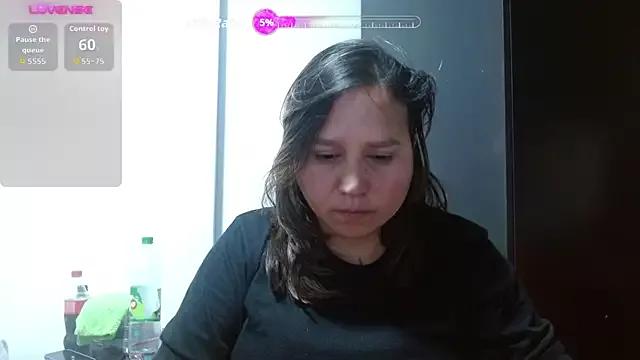 LauraReeves from StripChat is Freechat